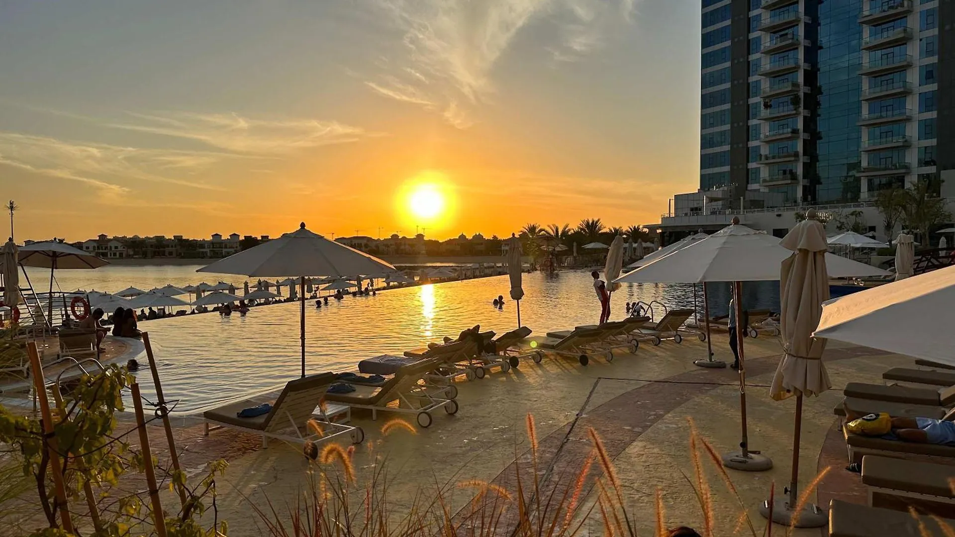 Upgraded 1Br Paradise With Private Garden - Oceana Dubaj 0*,  Egyesült Arab Emírségek