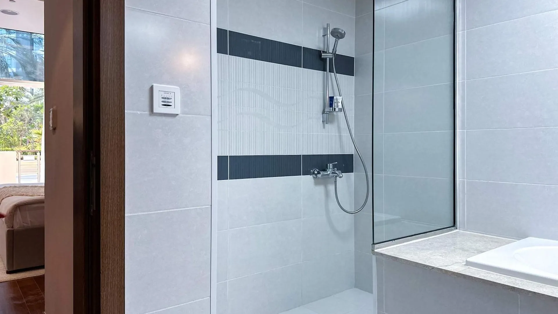 Upgraded 1Br Paradise With Private Garden - Oceana Dubaj Apartman