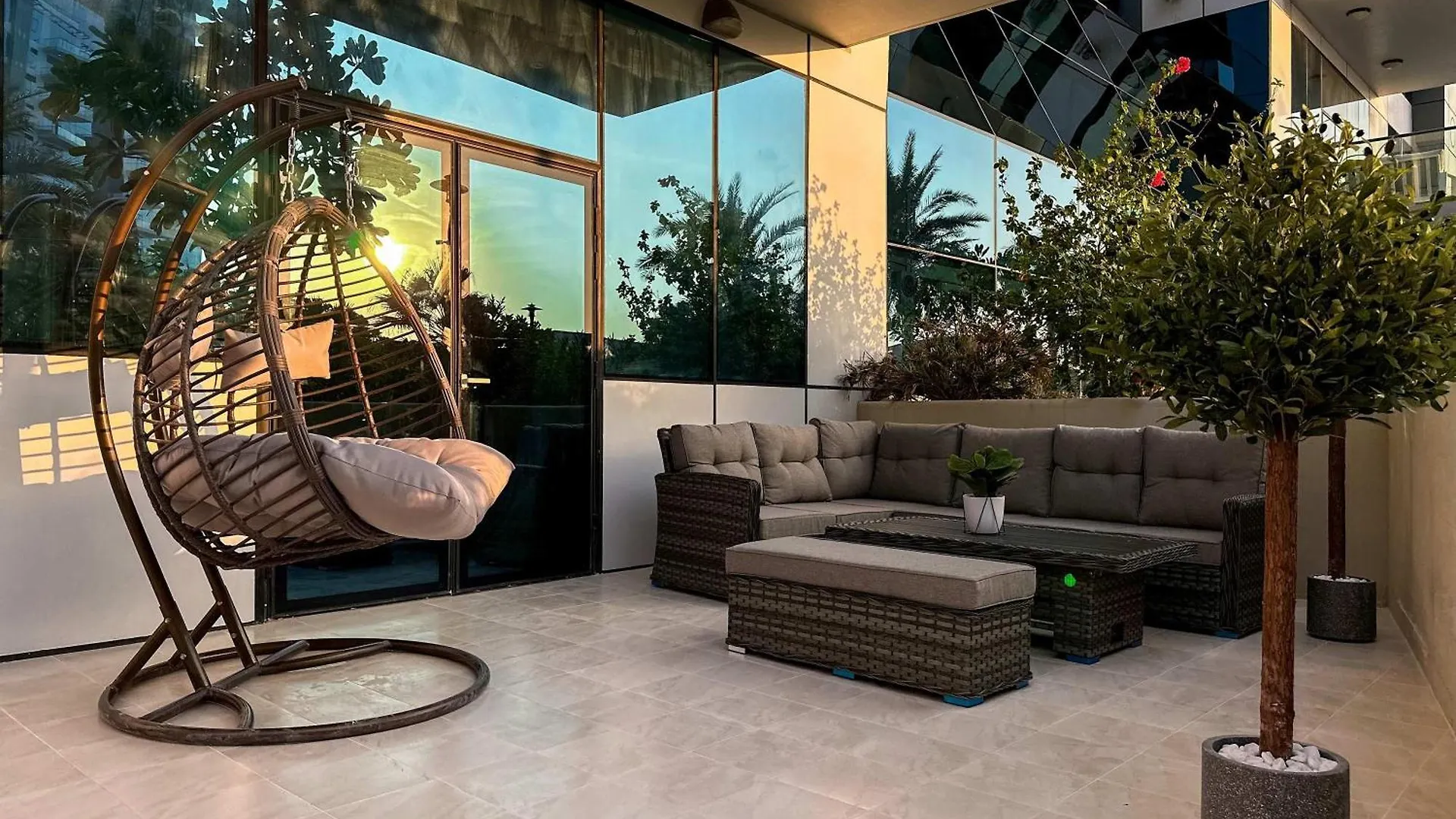 Upgraded 1Br Paradise With Private Garden - Oceana Dubaj Apartman